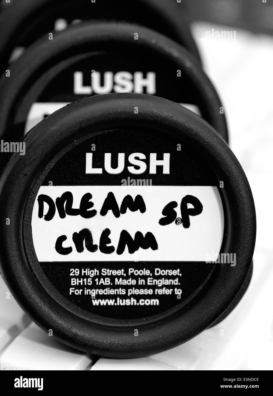 Kleine Töpfe von Lush träumen Creme England uk Stockfoto