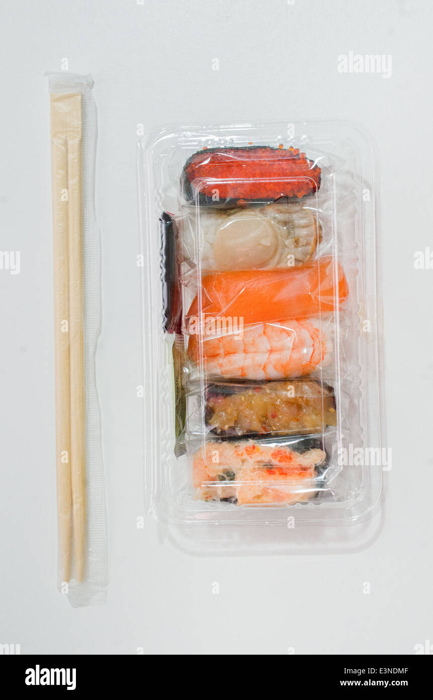 Take-away gemischte Sushi Bento in Kunststoff-Box in der Draufsicht. Stockfoto