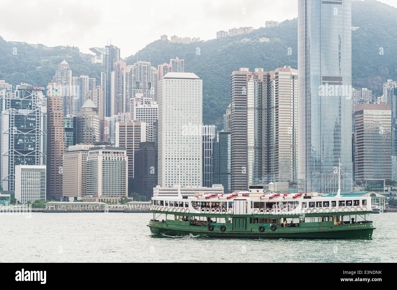 Star Ferry mit zentralen Stadtteil in Hong Kong im Hintergrund. Stockfoto