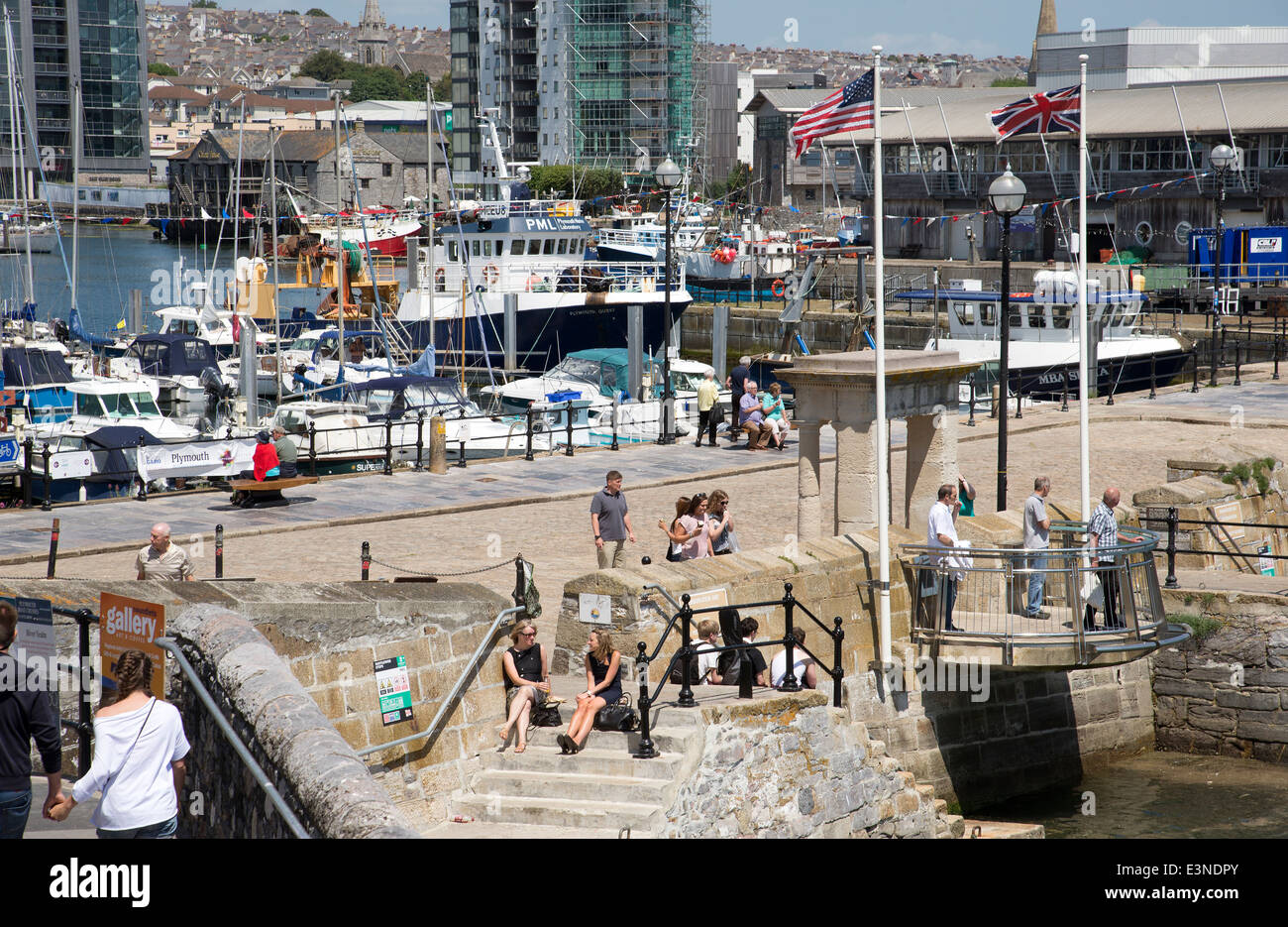 Britische und amerikanische Flaggen wehen über die Stufen der Mayflower in Plymouth Devon England UK Stockfoto