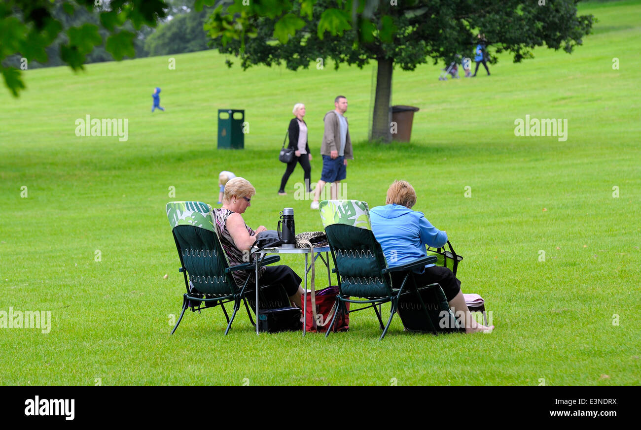 Zwei alte Damen mit einem Picknick in einem Land parken England UK Stockfoto