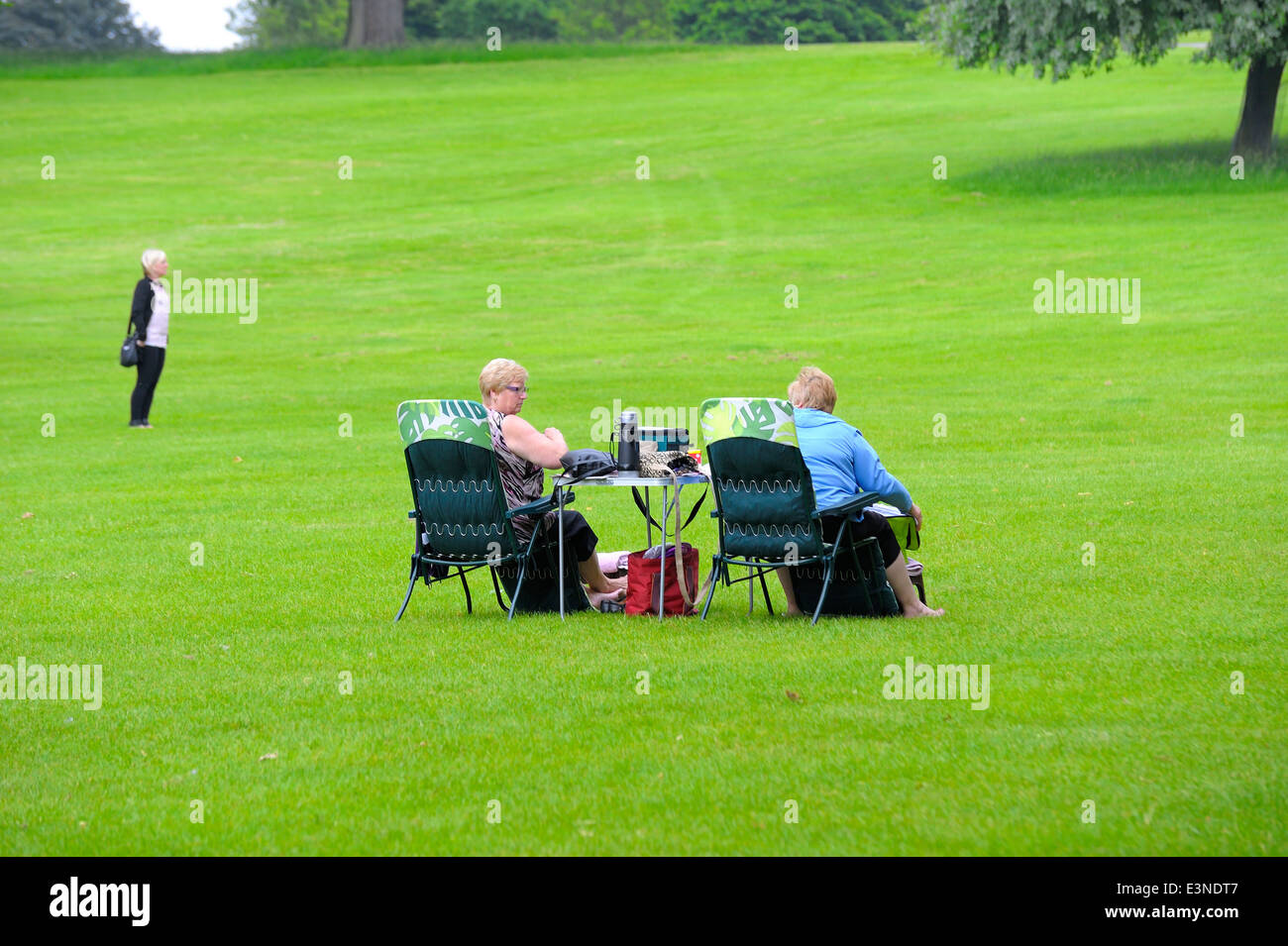 Zwei alte Damen mit einem Picknick in einem Land parken England UK Stockfoto