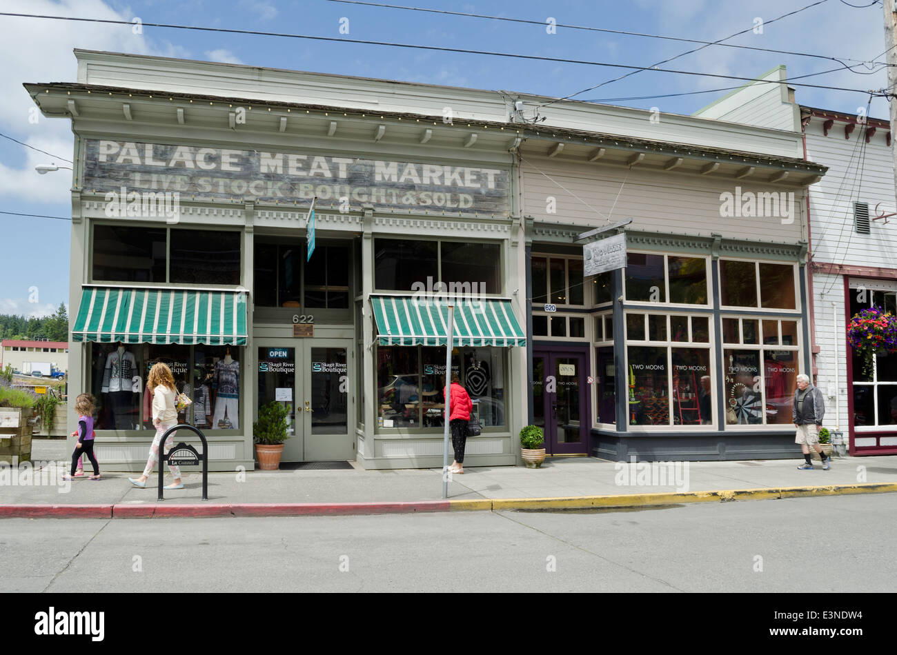 Boutiquen, Geschäfte in historischen Gebäuden auf der Hauptstraße (1 St.) von La Conner, Washington. Menschen wandern und Shopping. Stockfoto