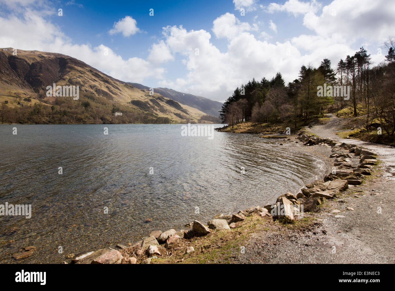 UK, Cumbria, Lake District, Buttermere, Fußweg entlang der Ufer des Sees Stockfoto