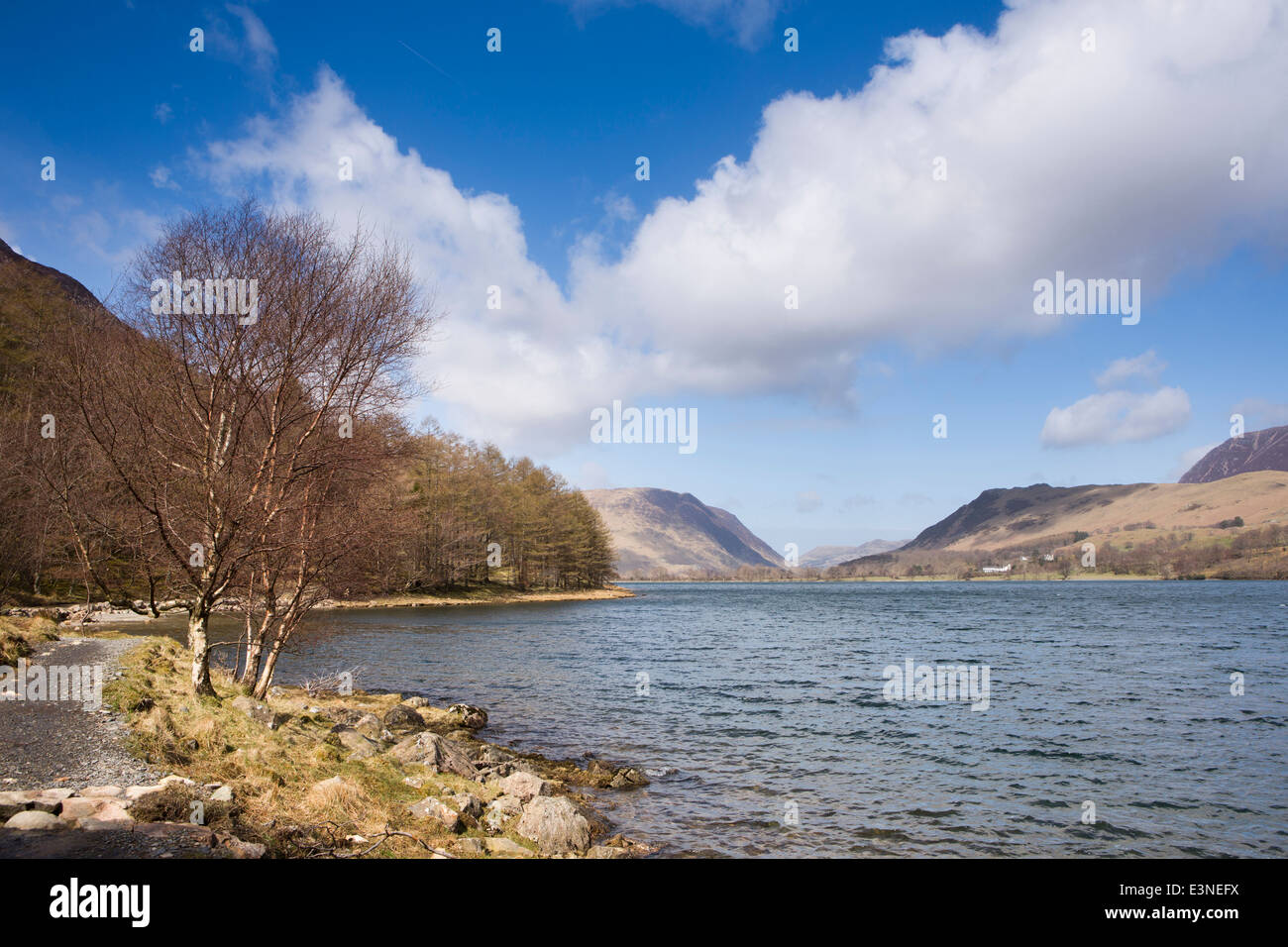 UK, Cumbria, Lake District, Buttermere, Blick über See ins Dorf Stockfoto