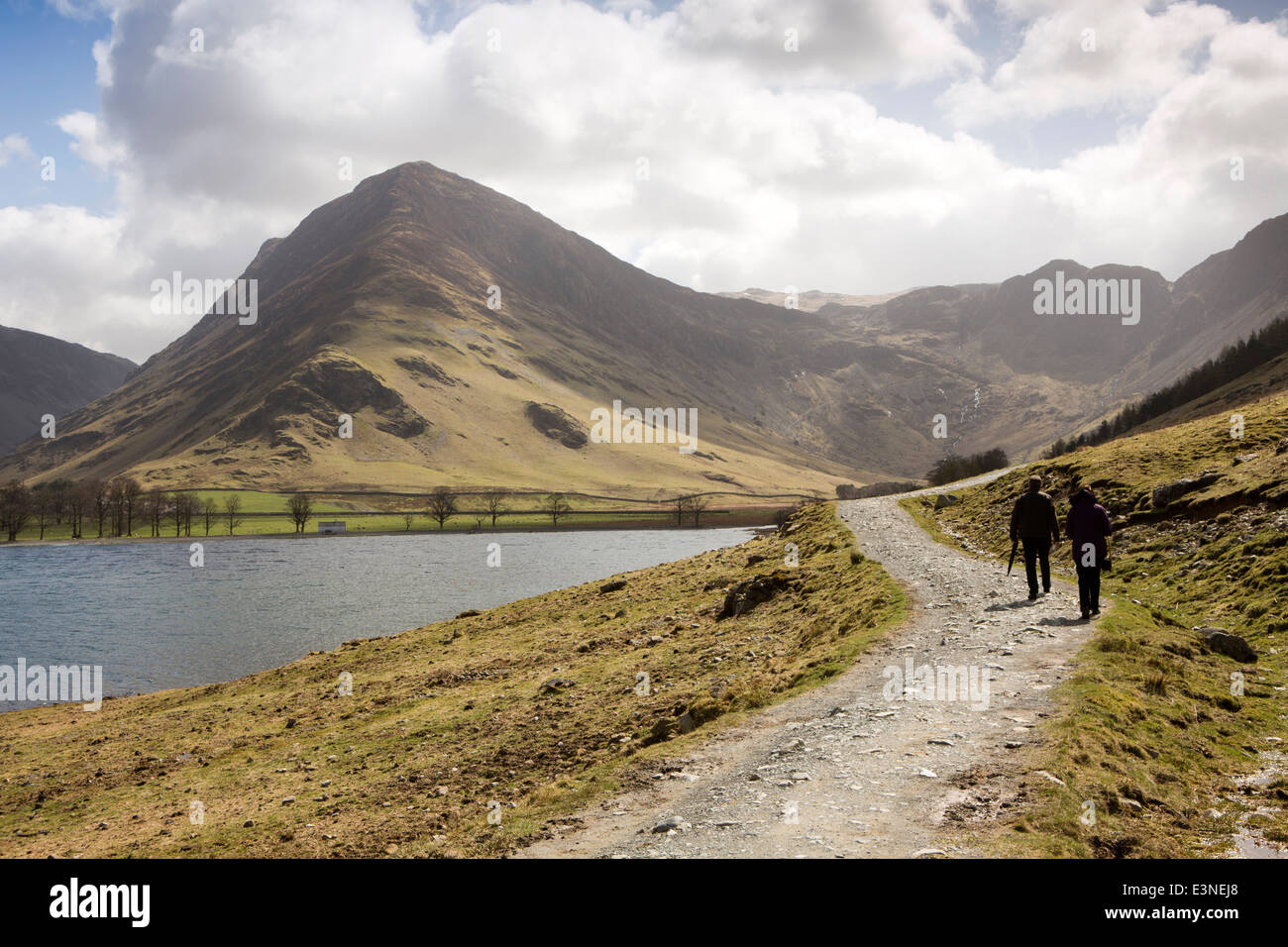 UK, Cumbria, Lake District, Buttermere, Walker am Uferweg zu Fuß in Richtung Warnscale Stockfoto