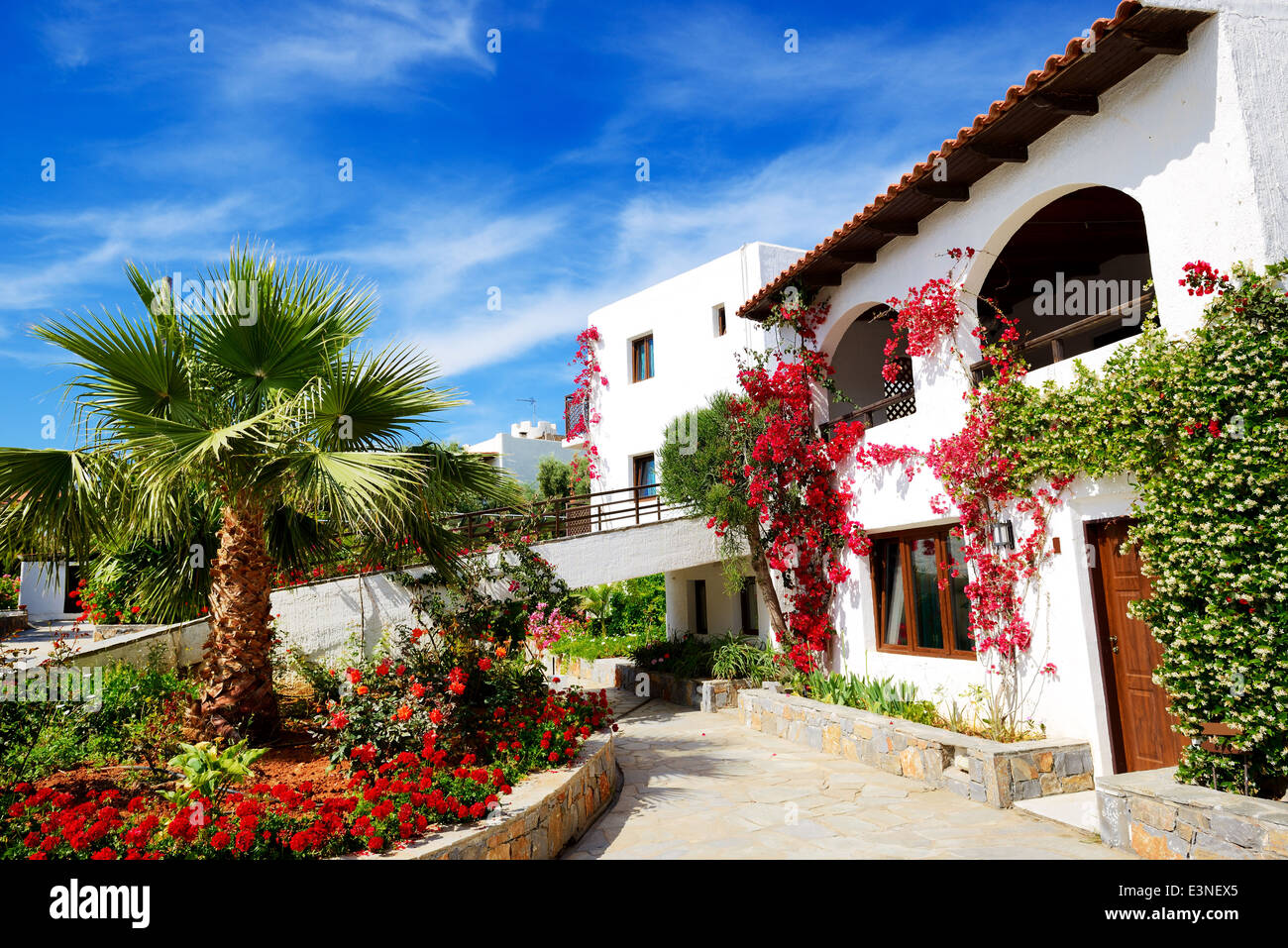 Villen mit den Blumen im Luxushotel, Kreta, Griechenland Stockfoto