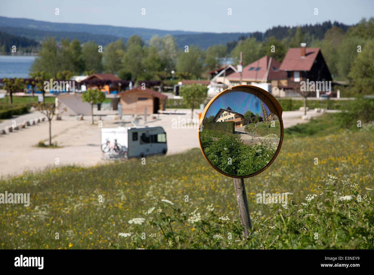 Französische Haus spiegelt sich im Spiegel, Lac Saint Point, Franch-Comté, Doubs, Frankreich Stockfoto