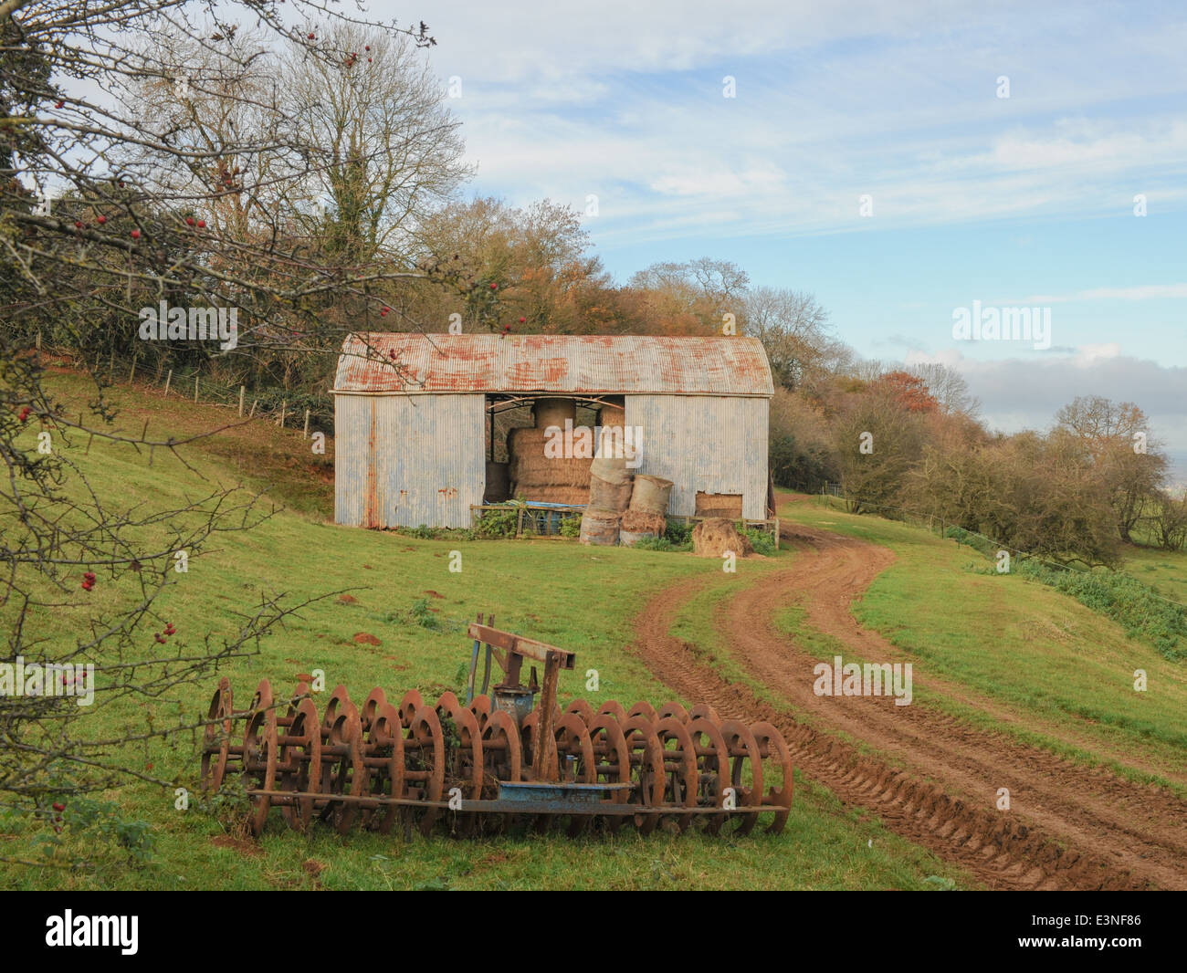 Roller von einer Scheune auf einem Bauernhof in der Nähe von Winchcombe in den Cotswolds, Gloucestershire, England, UK verlassen Stockfoto