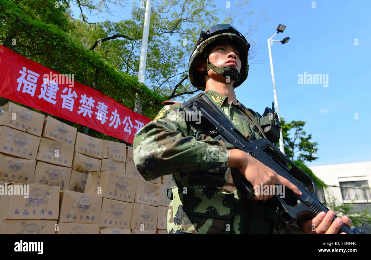 Fuzhou, Fujian Provinz. 26. Juni 2014. Ein bewaffneter Polizist bewacht die Website wo Drogen zerstört werden am internationalen Tag gegen Drogenmissbrauch und unerlaubten Suchtstoffverkehr in Fuzhou, Hauptstadt der Südosten Chinas Provinz Fujian, 26. Juni 2014. Bildnachweis: Wei Peiquan/Xinhua/Alamy Live-Nachrichten Stockfoto