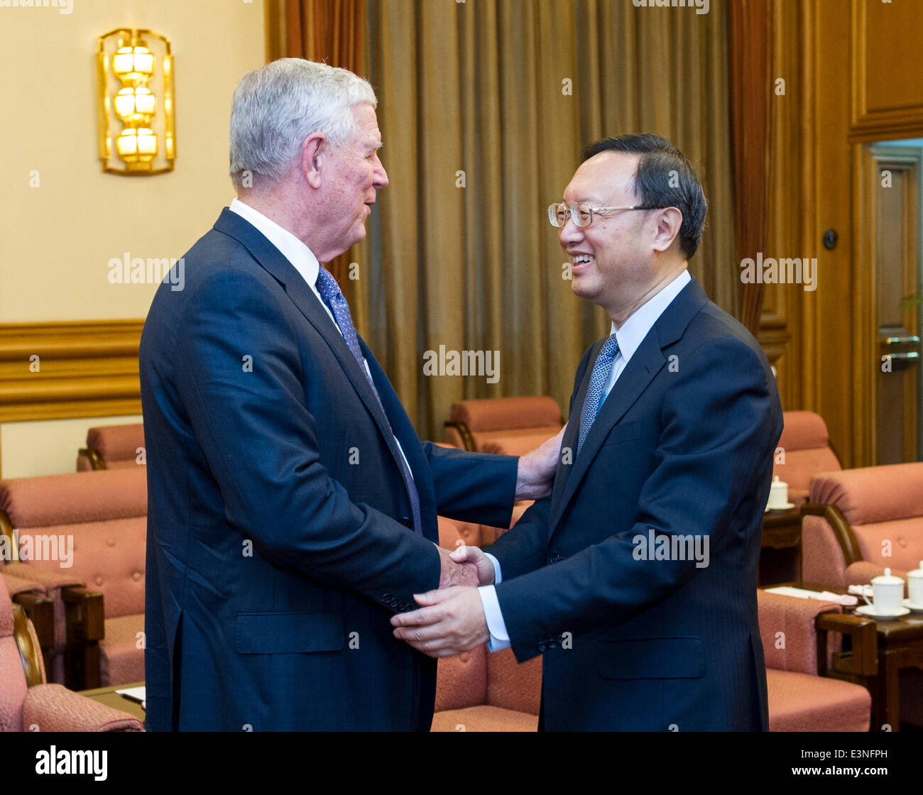 Peking, China. 24. Juni 2014. Chinese State Councilor Yang Jiechi (R) trifft sich mit einer Delegation aus der American Foreign Policy Council unter der Leitung von Richard Myers, ehemaliger Vorsitzender von den US Joint Chiefs Of Staff, in Peking, China, 24. Juni 2014. © Wang Ye/Xinhua/Alamy Live-Nachrichten Stockfoto