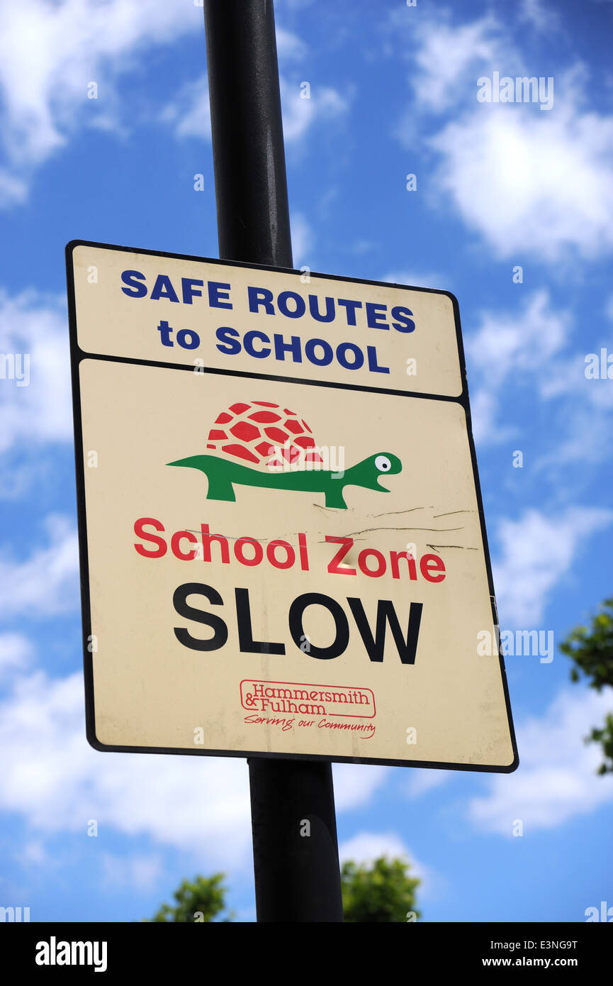 Sicherer Schulweg für Kinder Verkehr melden East Acton in Großbritannien London Borough of Hammersmith und Fulham Stockfoto