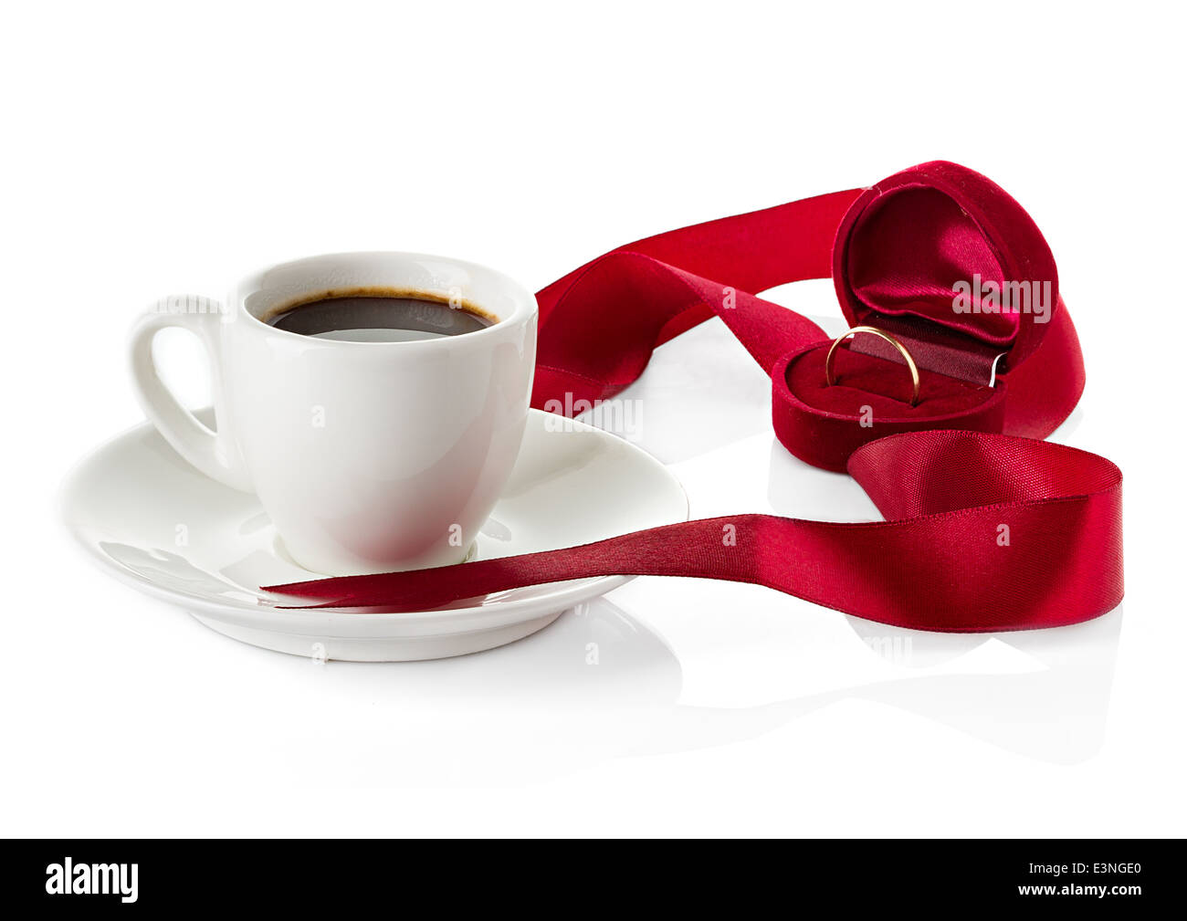 Hochzeit-Stillleben, Trauringe, Tassen Kaffee Stockfoto