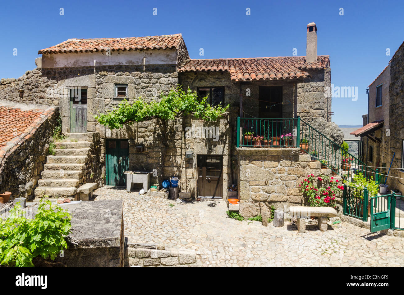 Altes Steinhaus in dem mittelalterlichen Dorf Monsanto, Portugal Stockfoto