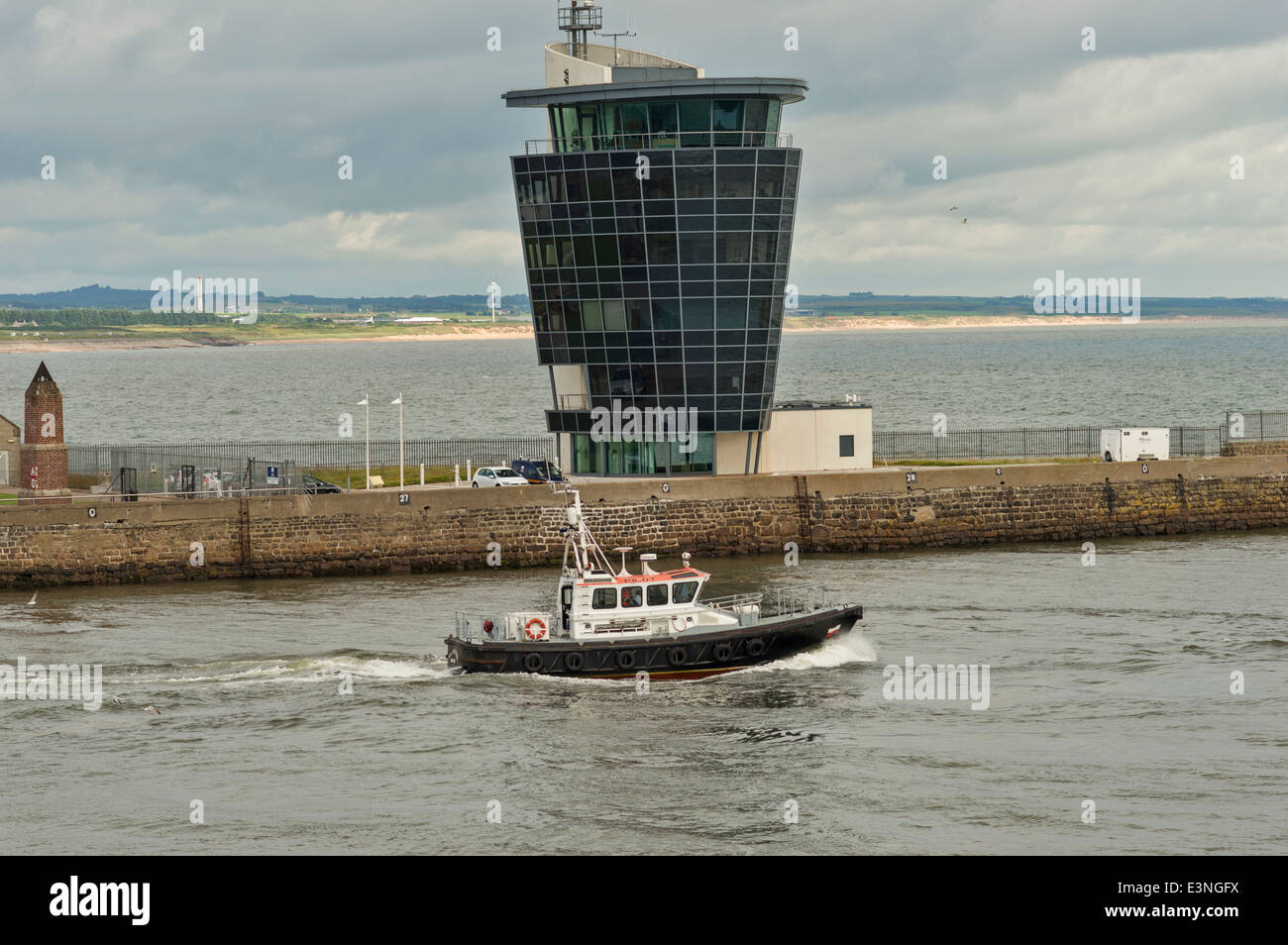 LOTSENBOOT, VORBEI AN DER MARINE OPERATIONS CENTRE ABERDEEN HARBOUR SCHOTTLAND Stockfoto