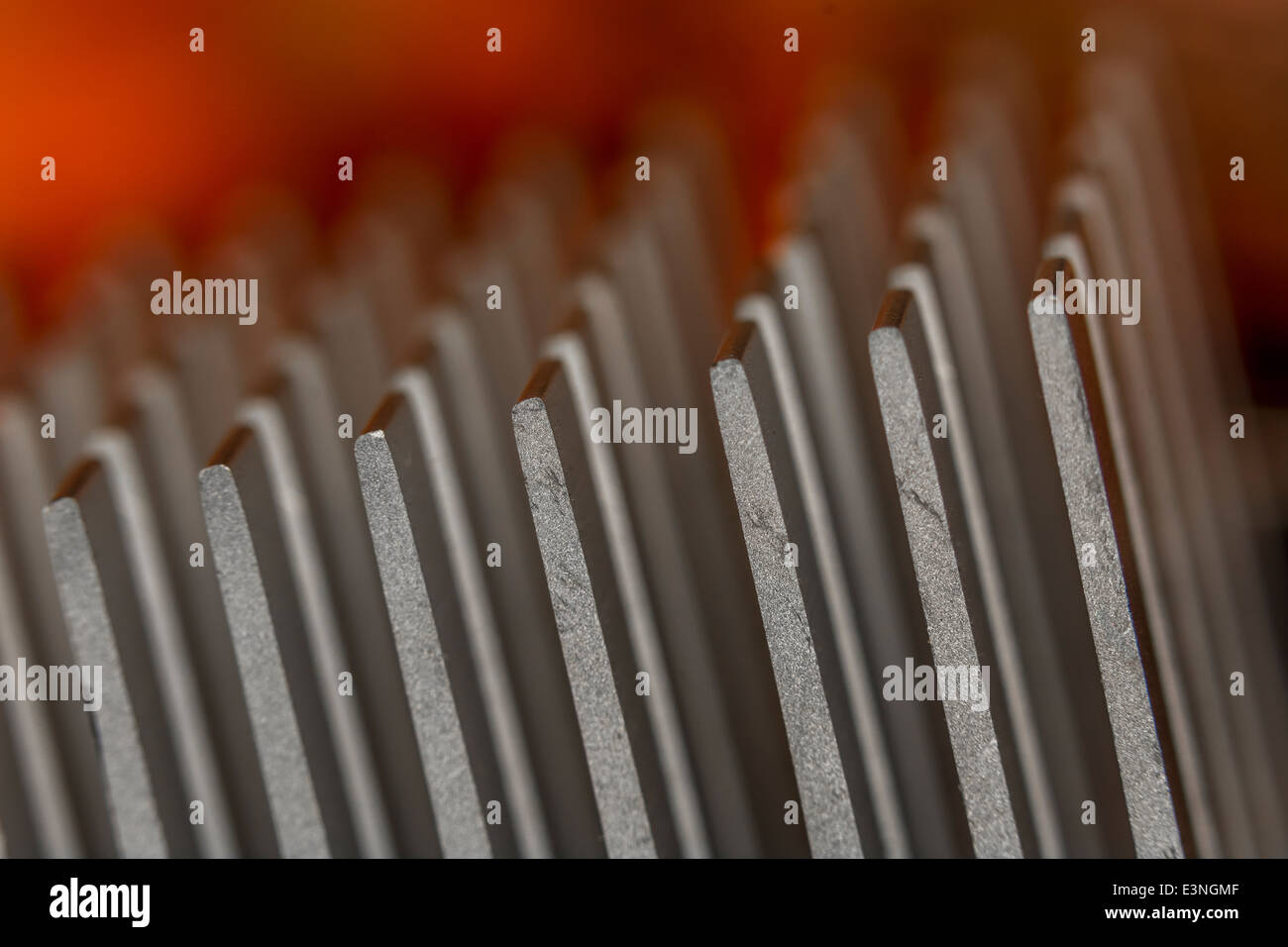 Makro-Foto zeigt die Kühlrippen des PC-Kühlkörper zur Kühlung von Mainboard-Chips verwendet. Für Fokus Info siehe Abschnitt "Beschreibung". Stockfoto