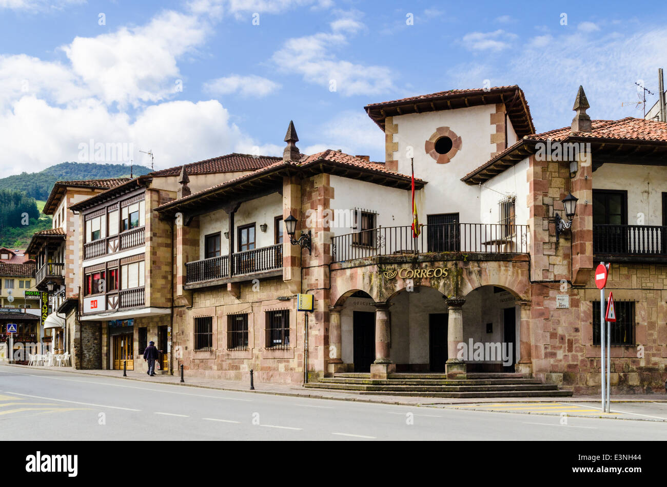 Postgebäude in der Mitte des Potes, Kantabrien, Spanien Stockfoto