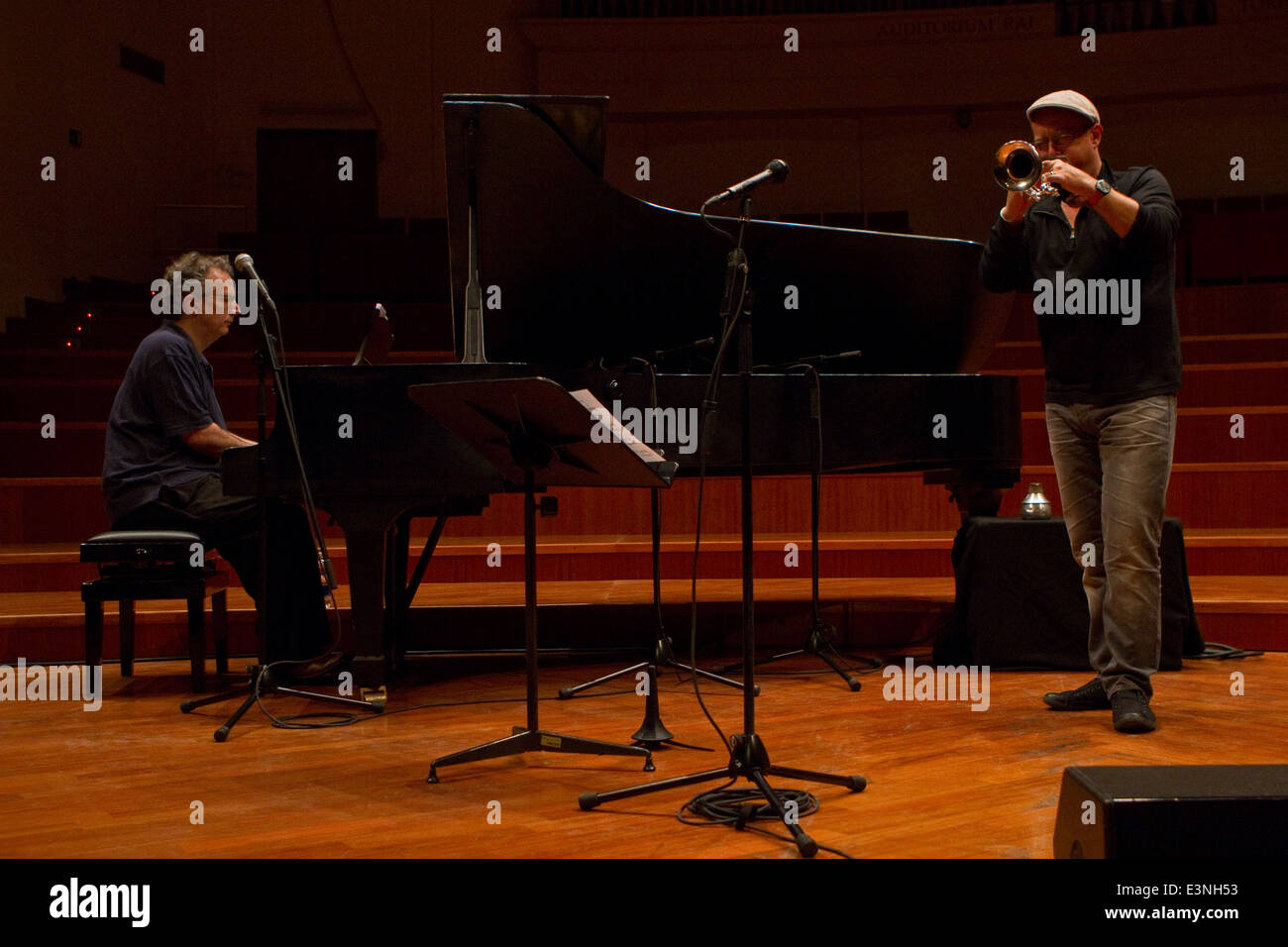 Dave Douglas (rechts) und Uri Caine (links) auf der Bühne bei einem Duo-Konzert am Torino Jazz Festival. Stockfoto