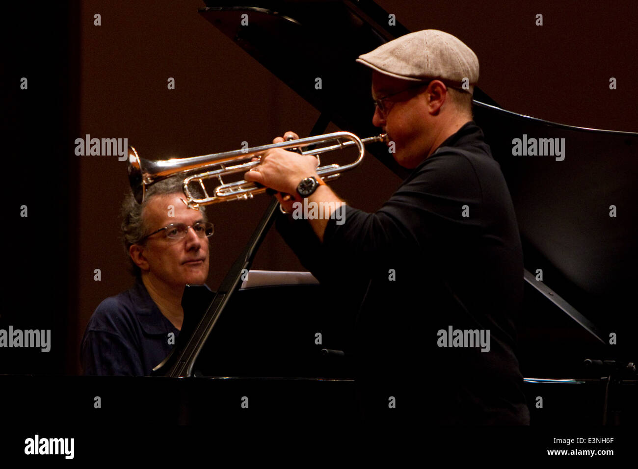 Dave Douglas (rechts) und Uri Caine (links) Duo-Konzert in Torino Jazz Festival. Stockfoto