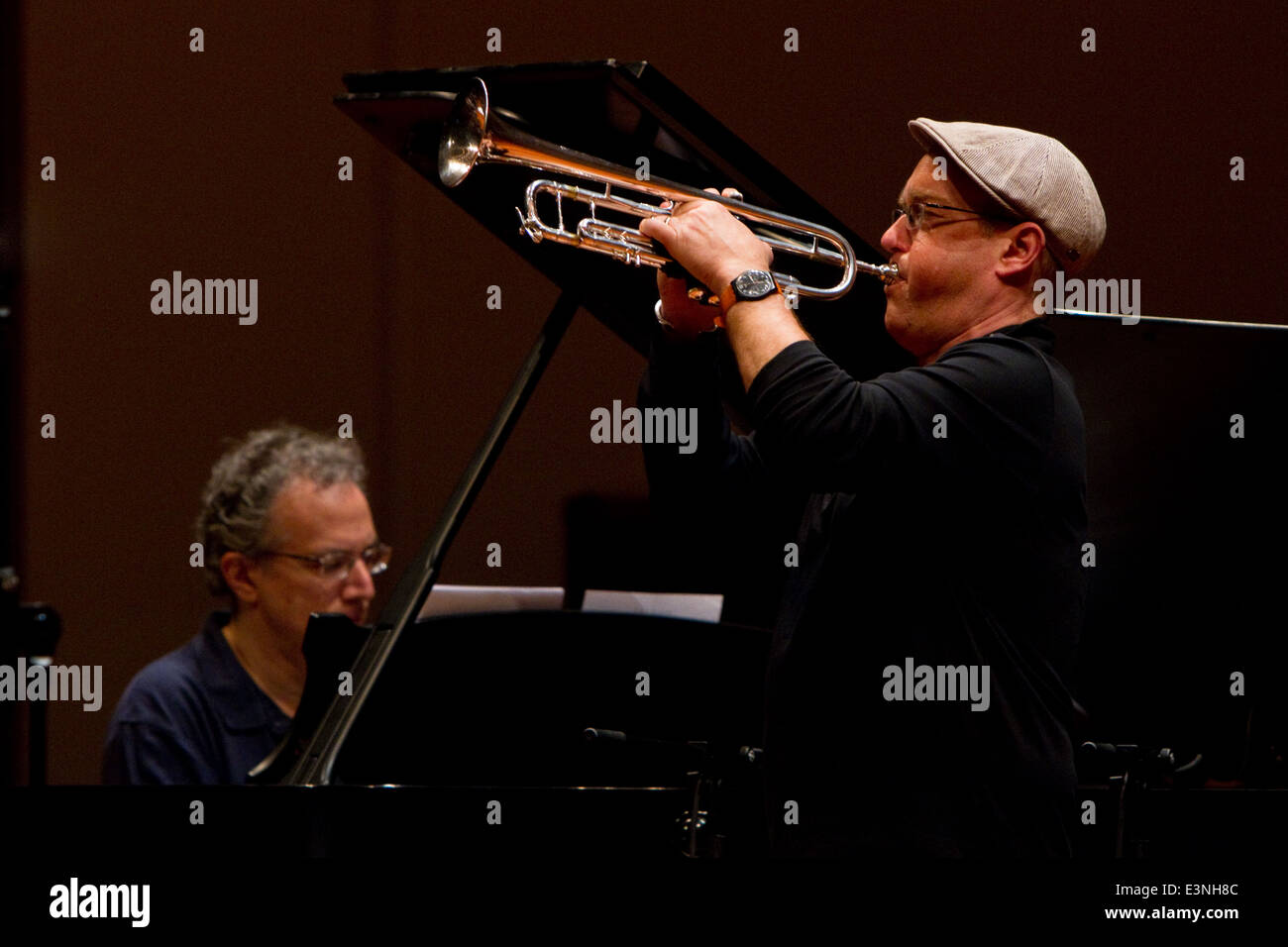 Dave Douglas (rechts) und Uri Caine (links) Duo-Konzert in Torino Jazz Festival. Stockfoto