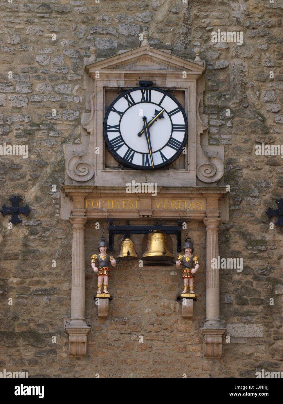 Uhr mit römischen Soldaten auf dem dreizehnten Jahrhundert Westturm alles, was bleibt von St. Martin (oder Carfax) Kirche, Oxford, UK Stockfoto