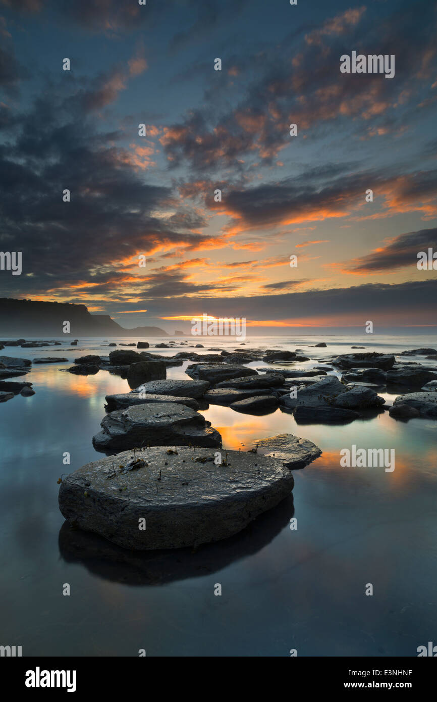 Sonnenuntergang über gegen Bay an der Küste von Yorkshire im Juni 2014 Stockfoto