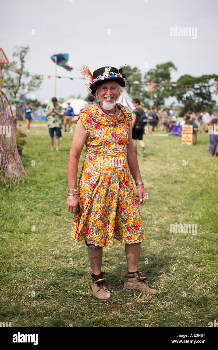 Glastonbury, Somerset, UK. 26. Juni 2014. Festivalbesucher genießen das Glastonbury Festival 2014 würdig Farm in Somerset. Europas größte Festival beginnt morgen offiziell. 26. Juni 2014. Bildnachweis: Lloyd/Alamy Live-Nachrichten Stockfoto