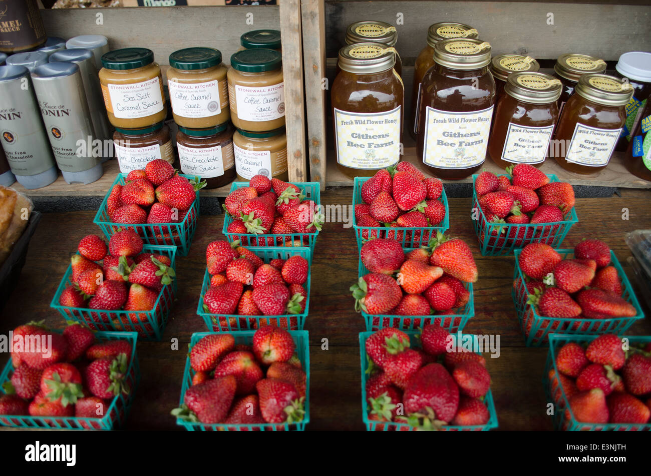 Frische Erdbeeren und Honig aus der Region im Hofladen in Monterey County, Kalifornien Stockfoto