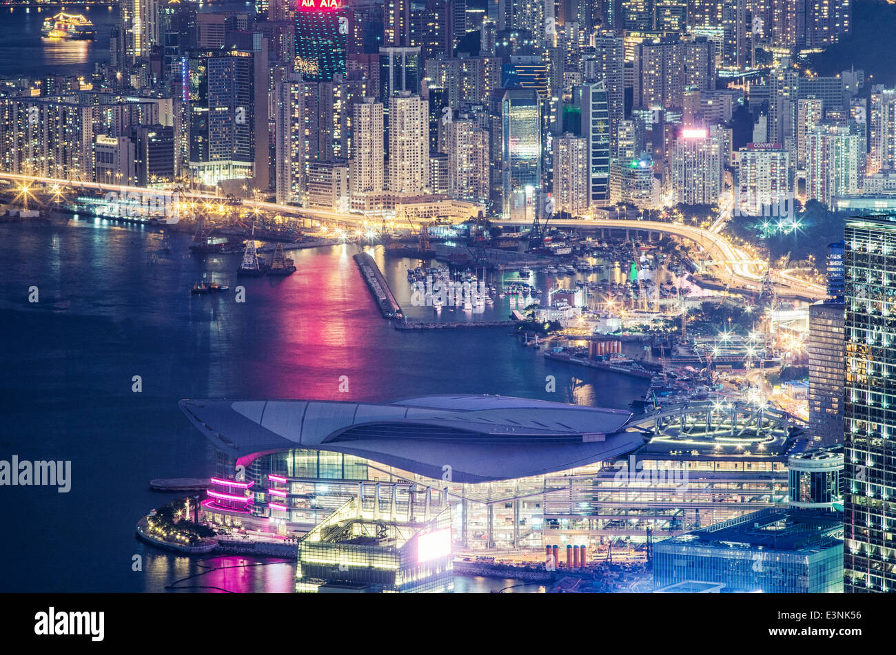 Hong Kong Exhibition Centre in Wanchai Gegend in der Nacht. Stockfoto