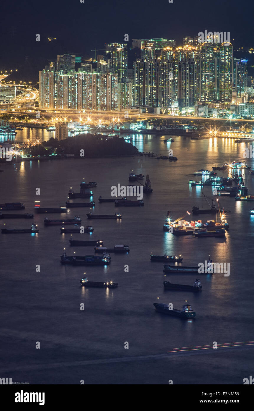 Hong Kong-Gehäusen in der Nacht, mit hoher Dichte der Bevölkerung. Stockfoto