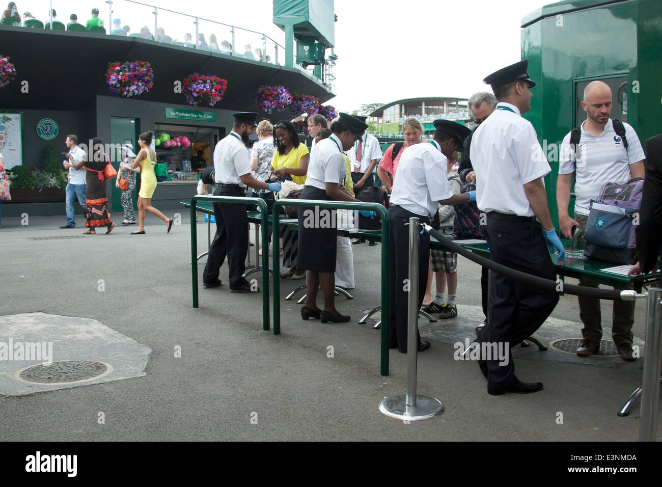 Wimbledon London, UK. 26. Juni 2014. Ticketinhaber haben ihre Taschen von G4S Mitarbeiter für das Wimbledon Lawn Tennis Championships Credit gesucht: Amer Ghazzal/Alamy Live-Nachrichten Stockfoto