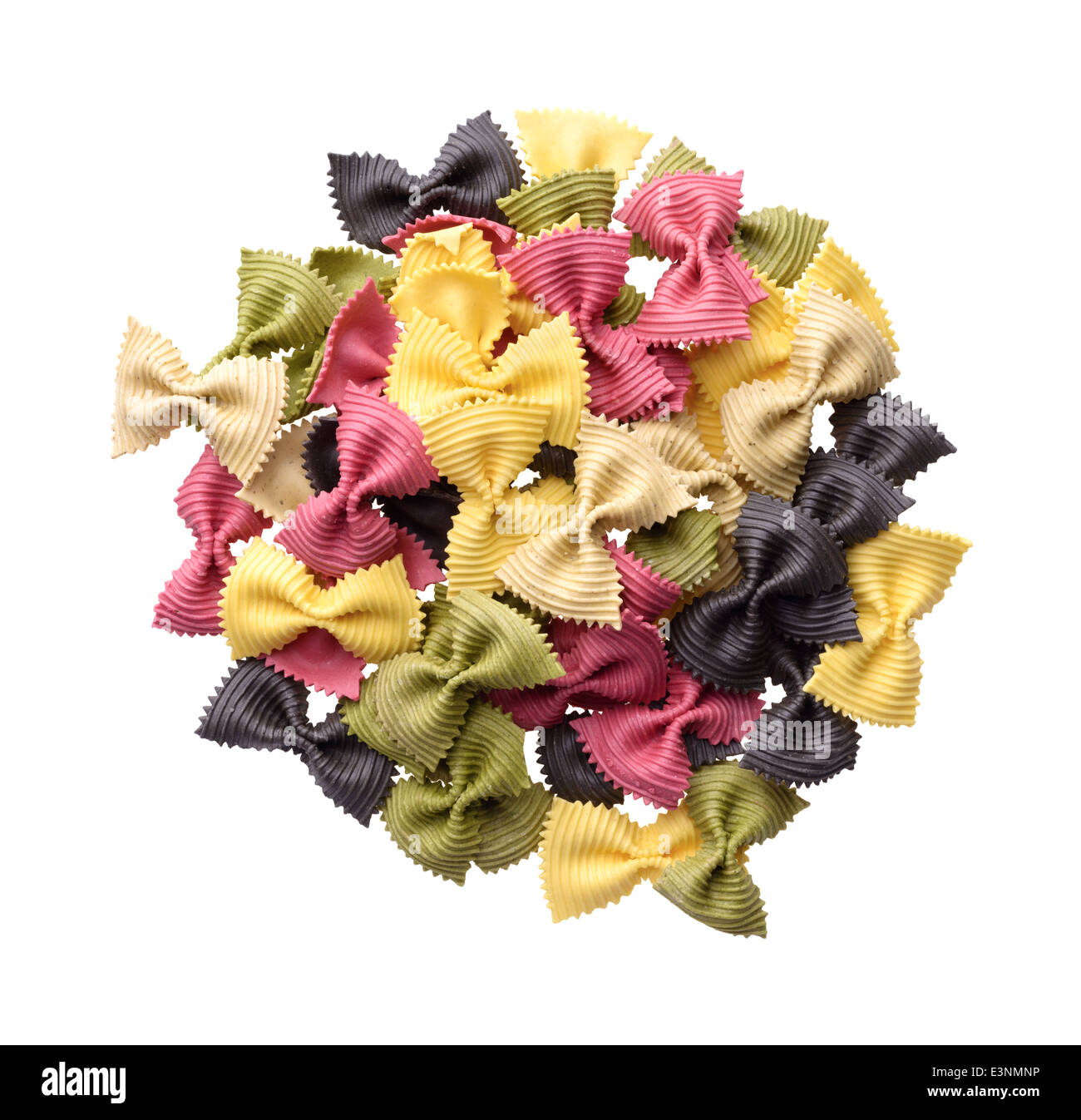 Essen: Heap ungekocht multicolor Farfalle Nudeln, isoliert auf weißem Hintergrund Stockfoto
