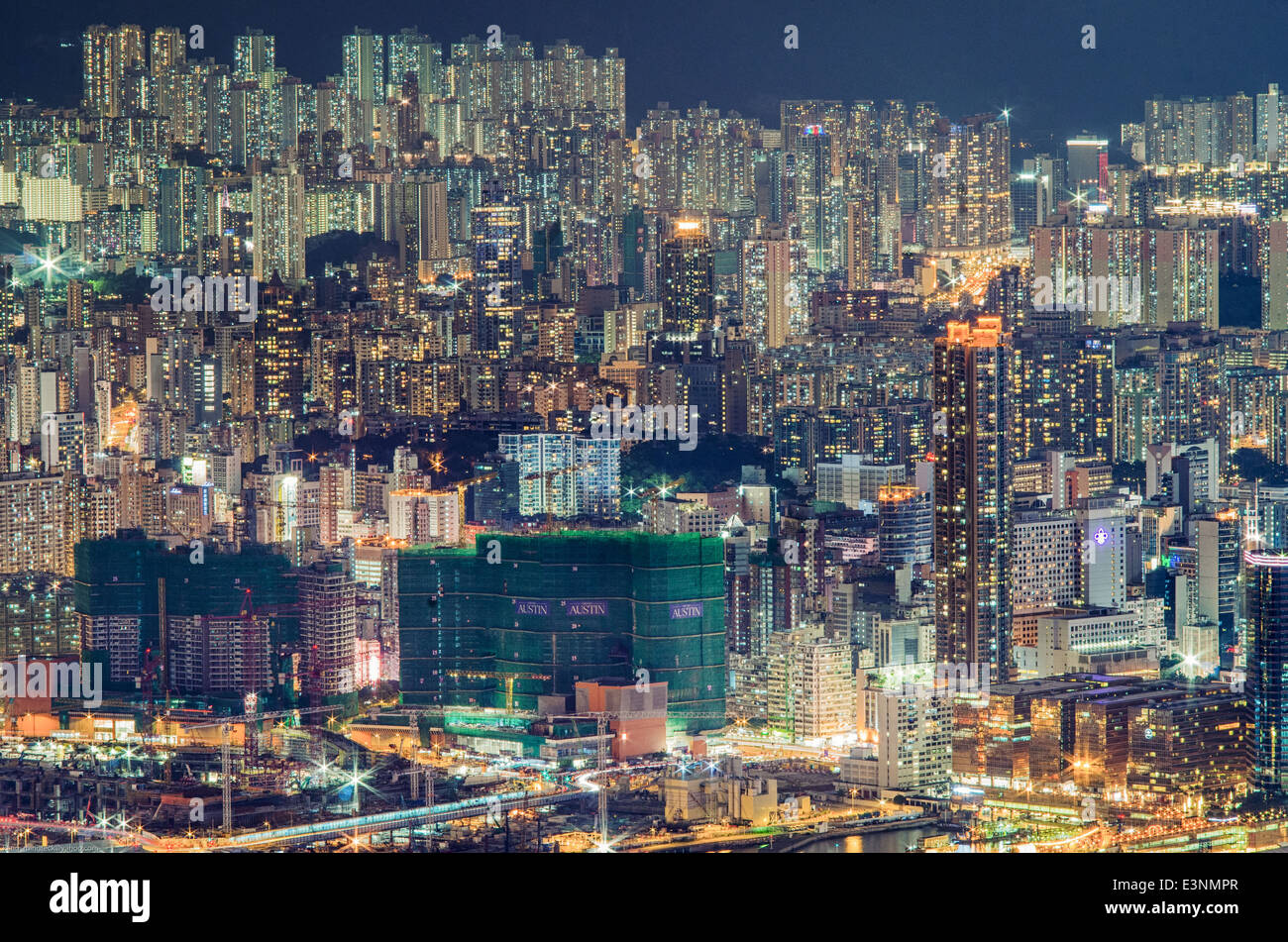 Hong Kong-Gehäusen in der Nacht, mit hoher Dichte der Bevölkerung. Stockfoto