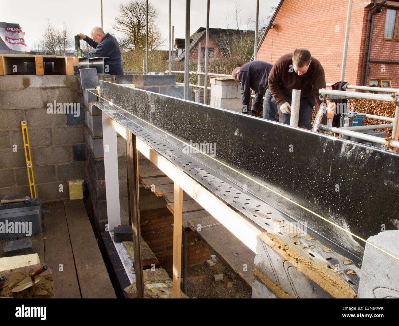 selbst Hausbau, heben Arbeiter Hausbau vom ersten Gerüstbau Stockfoto