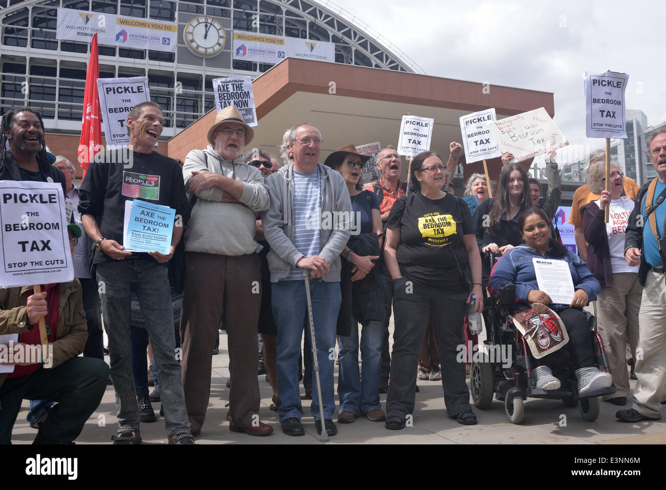 Manchester, UK. 26. Juni 2014. Demonstrant Pose vor Manchester Central, wo Eric Pickles (Secretary Of State for Communities and Local Government) mit Delegierten auf der Chartered Insitute of Housing Conference spricht. Die Demonstranten wollen die Koalitionsregierung, die Schlafzimmer-Steuer Axt. Anti-Schlafzimmer Protest Manchester, UK Steuergutschrift: John Fryer/Alamy Live-Nachrichten Stockfoto