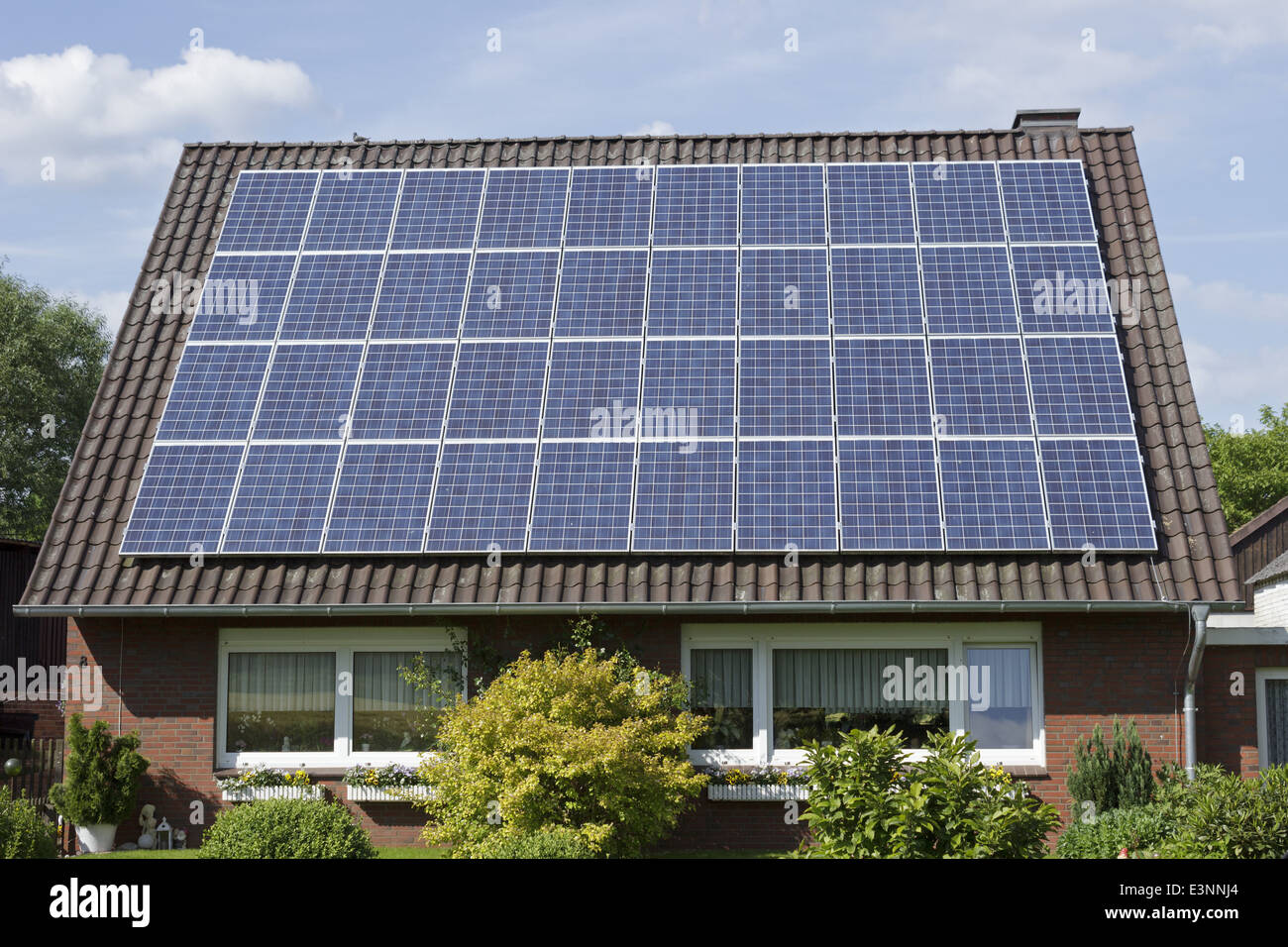Photovoltaik auf dem Dach, Wendland, Niedersachsen, Deutschland Stockfoto