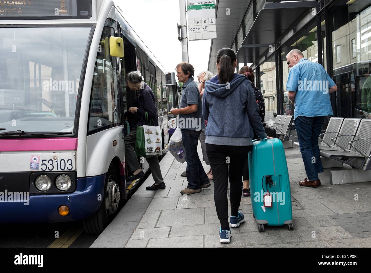 Fahrgäste einsteigen in einen Bus vor Bahnhof Bath Spa Stockfoto