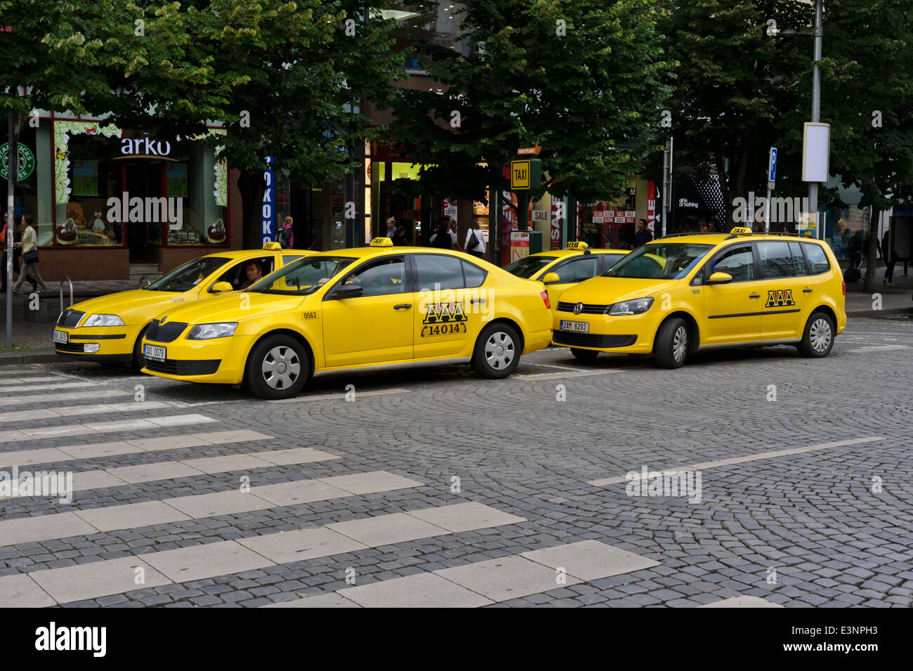 Offiziellen gelben Taxis am Taxistand, Prag, Tschechische Republik. Stockfoto