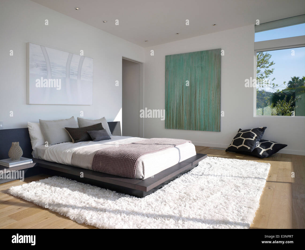 Plattformbett und moderne Kunst im Schlafzimmer von Westridge House, Bel  Air, Kalifornien, USA Stockfotografie - Alamy