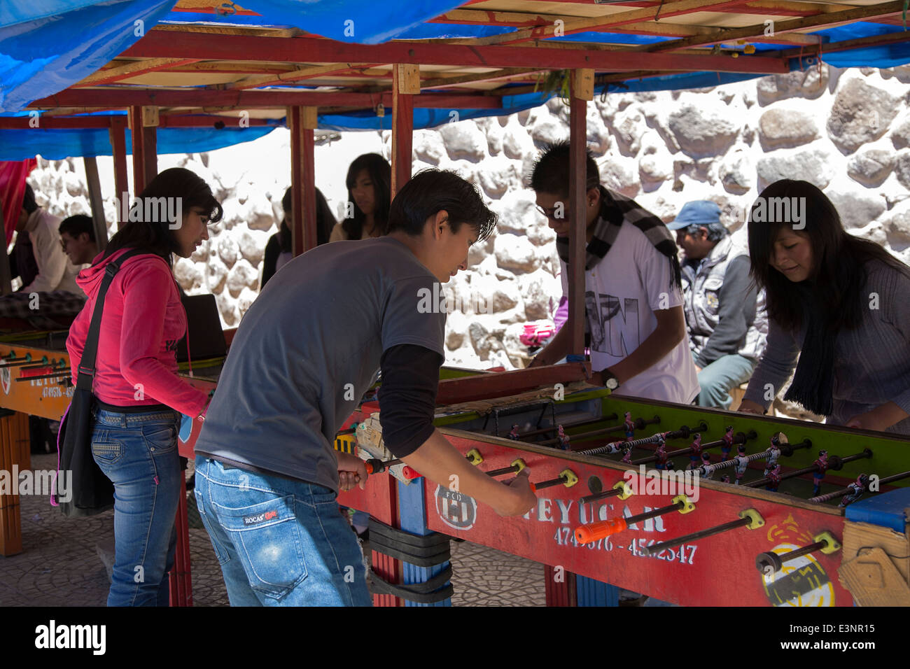 Jugendliche spielen Fußballtisch. Potosi. Bolivien Stockfoto
