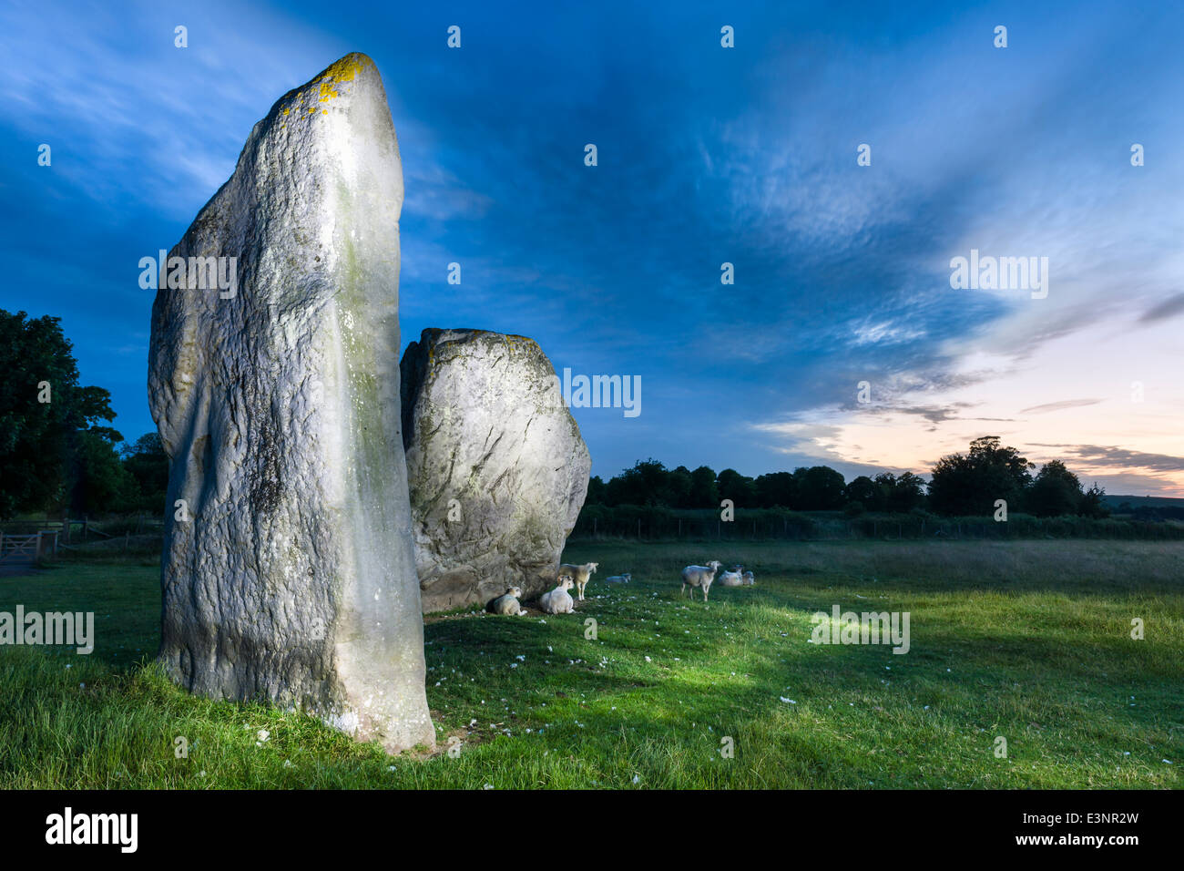 Zwei der Sarsen Steine beleuchtet bei Fackelschein in Avebury in Wiltshire - England Stockfoto