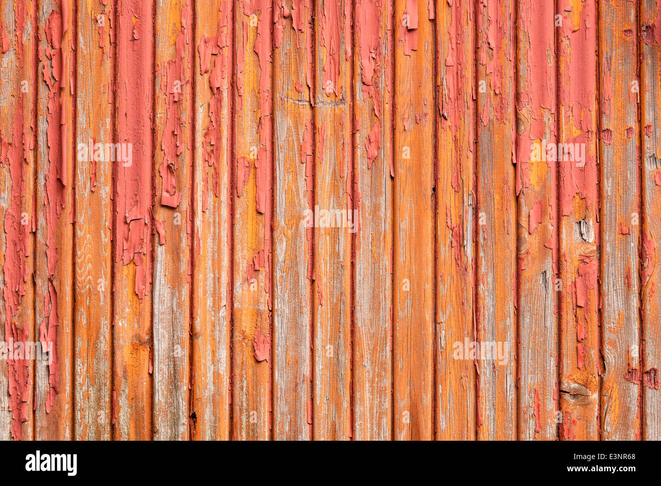 horizontale Bild der alten grau vertikalen Planken mit roten und orangenen Farbe verblassen Stockfoto