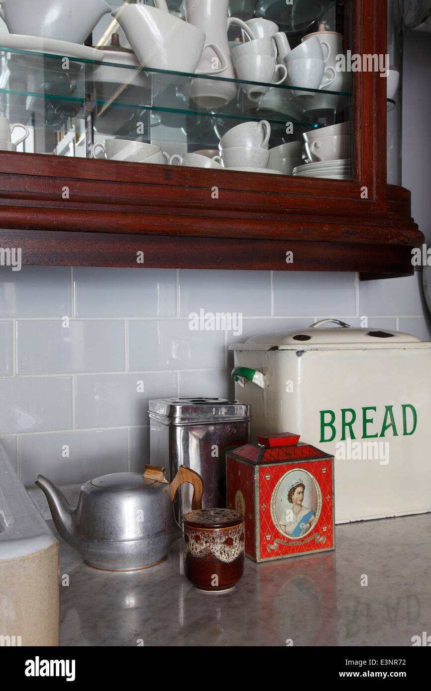 Verschiedene Elemente auf Marmor Arbeitsplatte einschließlich Brottopf, Tea Caddy und Teekanne, unter Sammlung von Poole Pottery im Kabinett Stockfoto