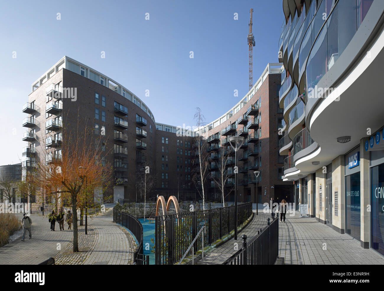 Balkon-Fassade aus Kanada Wasser Wohnungen, London, UK. Stockfoto
