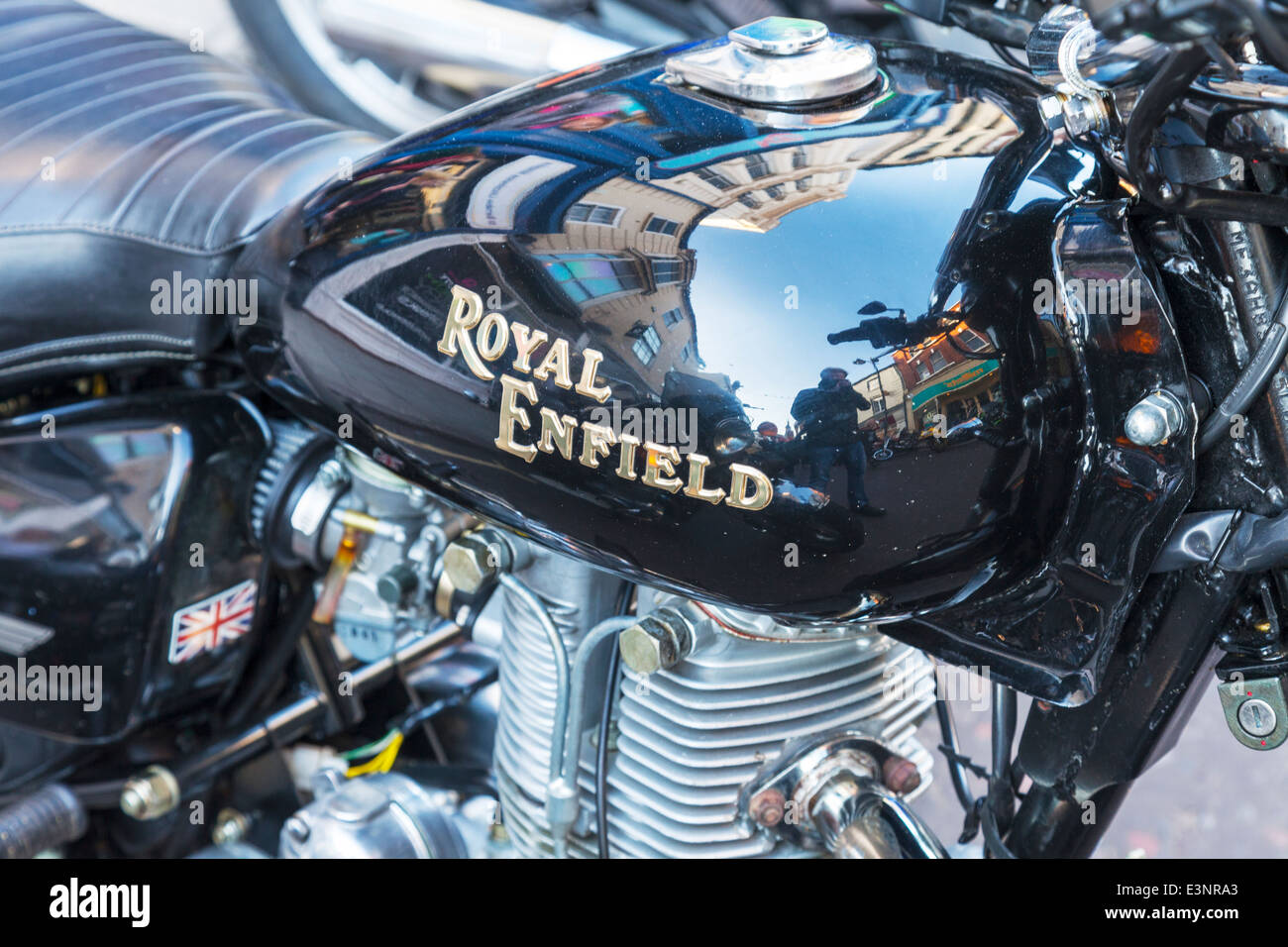 Royal Enfield Motorrad Motorrad Fahrrad geparkten schwarzen Tank Abzeichen emblem Stockfoto
