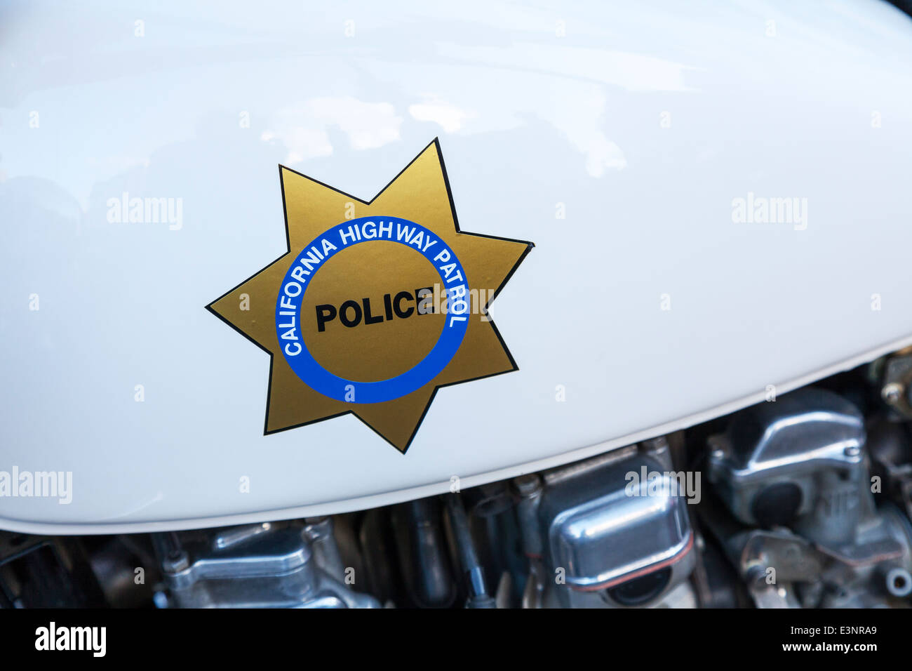 California Highway Patrol Polizei Fahrrad Chips Motorrad Motorrad Fahrrad geparkten weißen Tank Abzeichen emblem Stockfoto