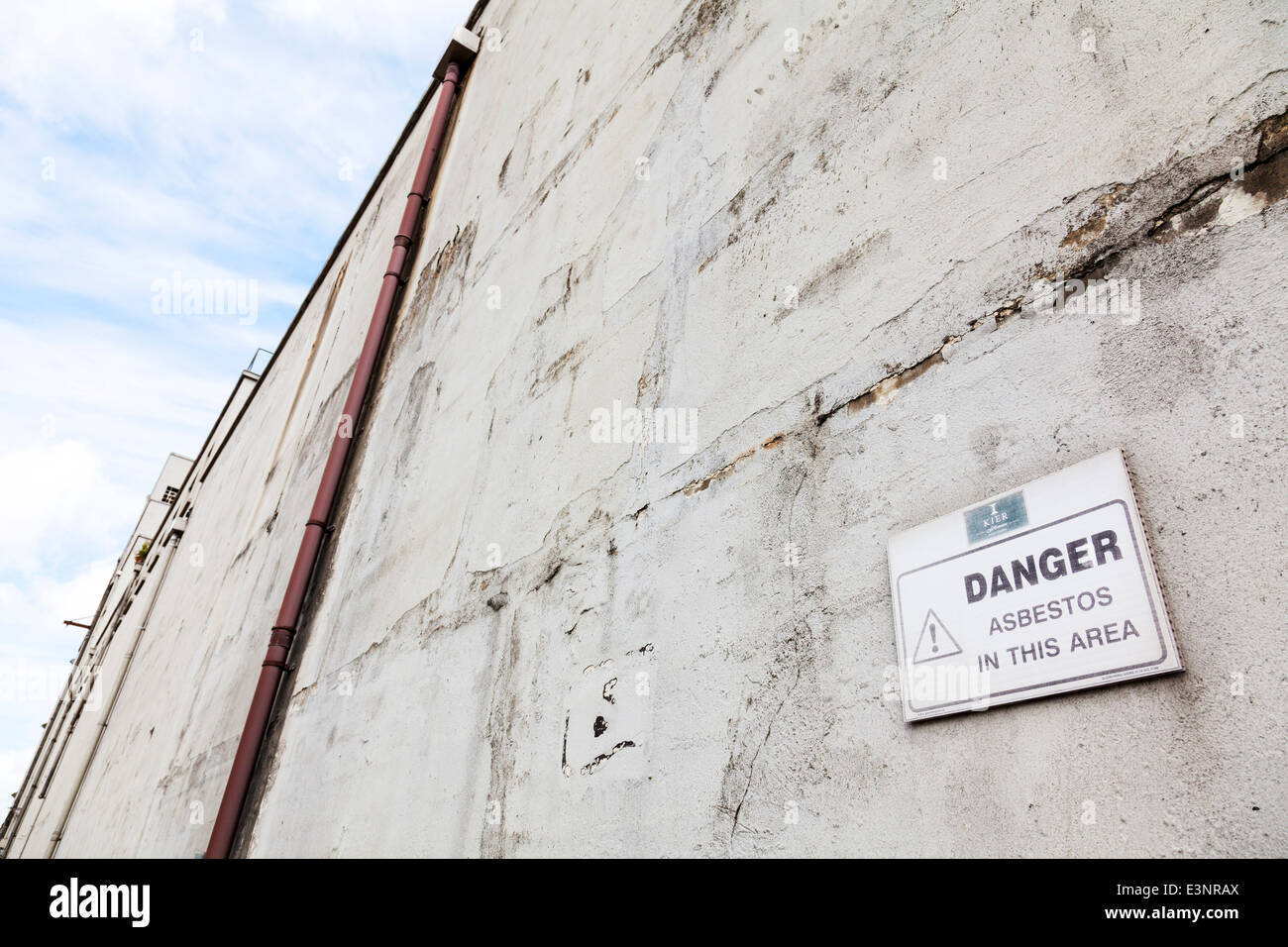 Asbest-Gefahr, dass Warnschild am Wand Vorsicht in diesem Bereich Altbau Malz Louth Lincolnshire Brennofen Stockfoto