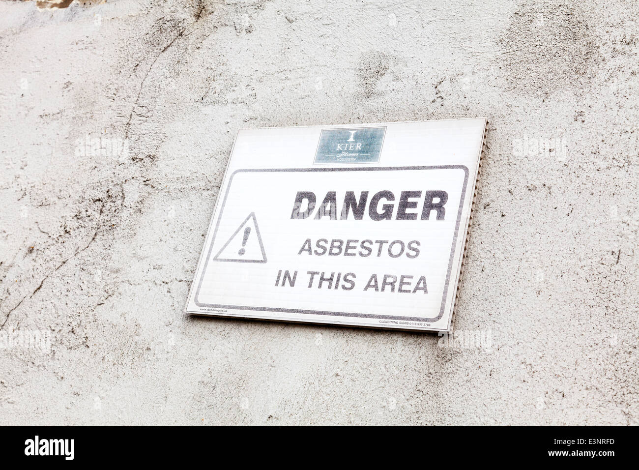 AsbesAsbestos Warnschild Warnung auf Wand Vorsicht in diesem Bereich Altbau Tos Warnschild Warnung auf Wand Vorsicht in diesem Bereich Stockfoto