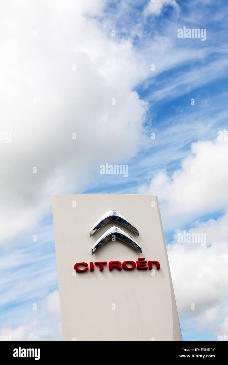 Citroen Auto Garage Vertrieb Verkauf neu- und Gebrauchtwagen äußere Zeichen Citroen Autogarage unterzeichnen Emblem Symbol Textfreiraum Stockfoto