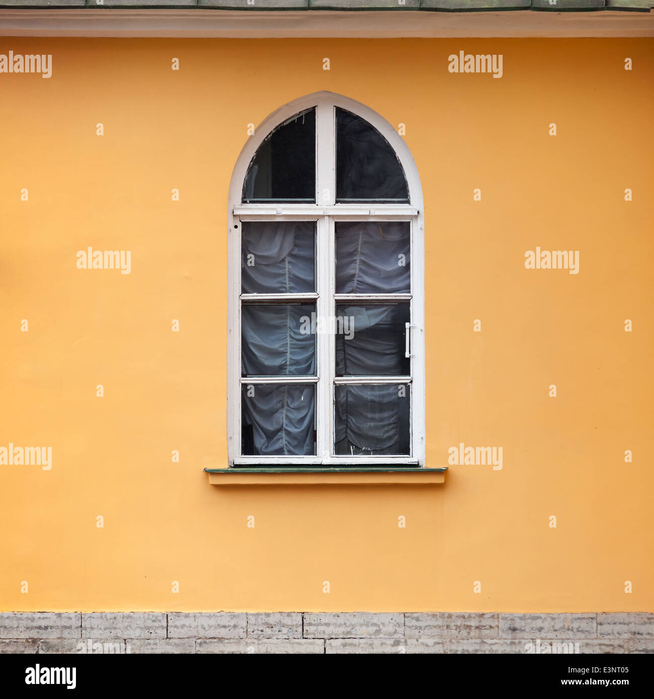 Alte Fenster mit Bogen in gelbe Wand Stockfoto